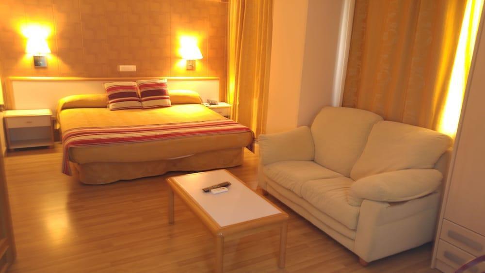 Hotel Verona Puertollano Zewnętrze zdjęcie
