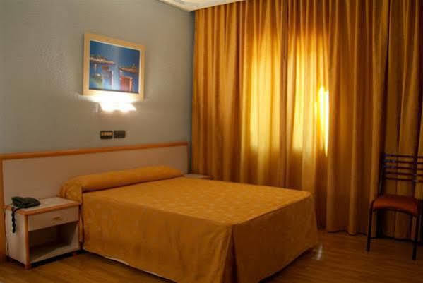 Hotel Verona Puertollano Zewnętrze zdjęcie