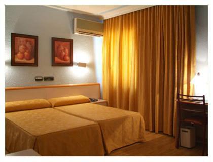 Hotel Verona Puertollano Zewnętrze zdjęcie